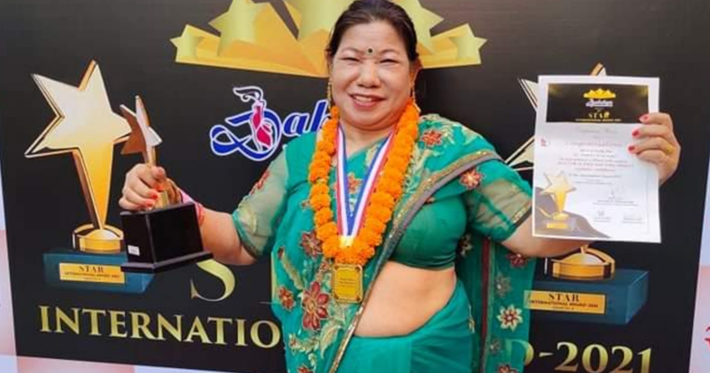 “आमाको सम्झना”बाट चन्द्रमाया जुग्जालीले अवार्ड हात पारिन्